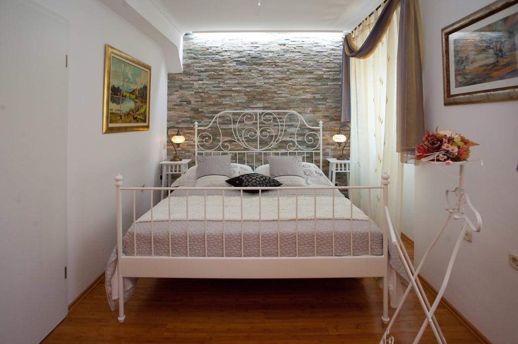 Split Theatre Apartments Room photo